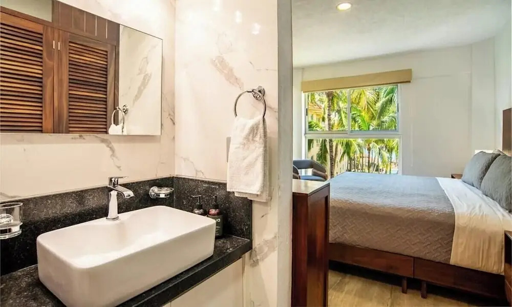 Beachfront 2BR Condo - Pool - Blue Flag Beach