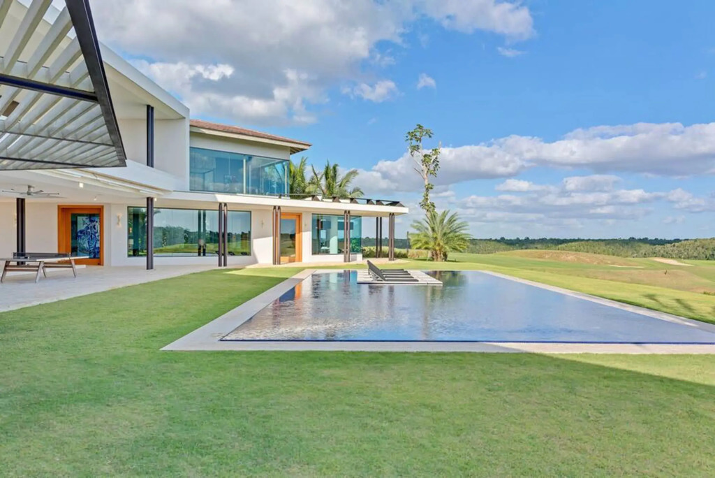 Modern 7BR Villa w Stunning Views of Golf Course