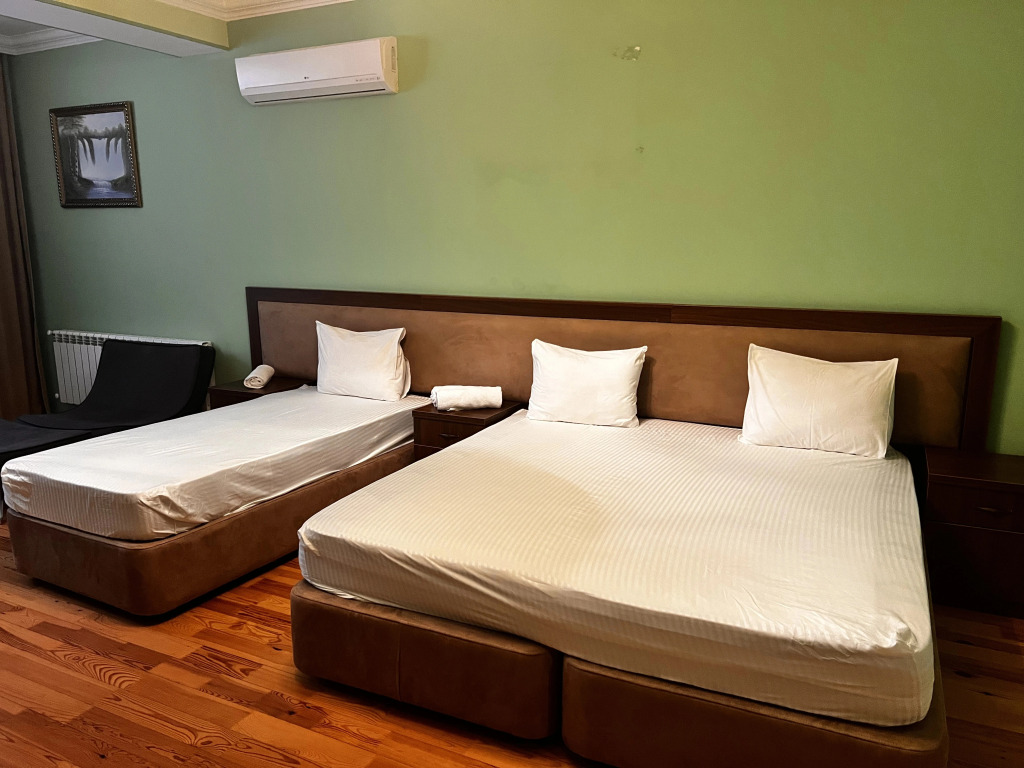 El More Hotel and Restaurant