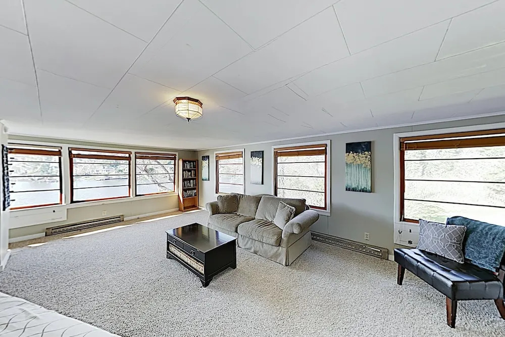 Hidden Gem: 1-acre Lakefront W/ Hot Tub, Dock 4 Bedroom Home