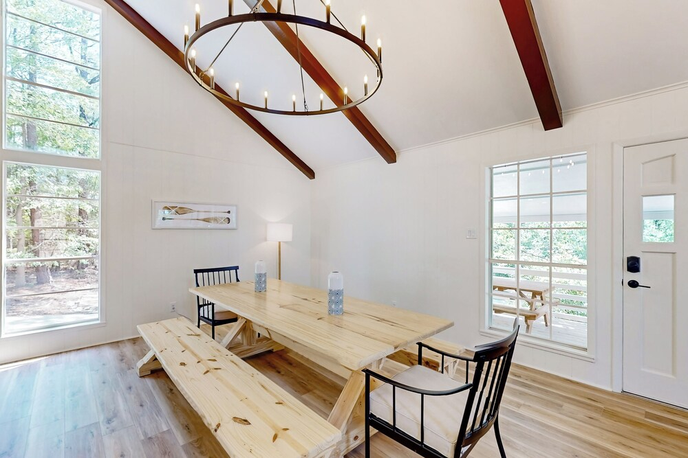 6 Mi to Lake: Brookeland Home w/ Treehouse Vibes