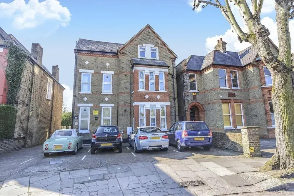 Spacious 2-bedroom Flat With 3 Beds in Ealing, W5