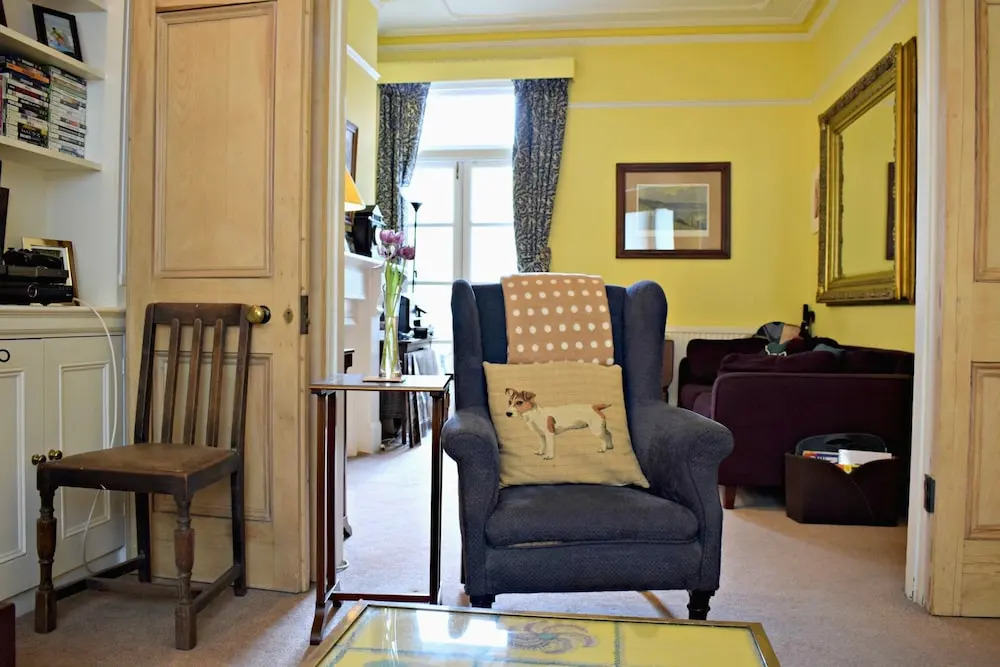 3 Bedroom Clapham Home With Patio