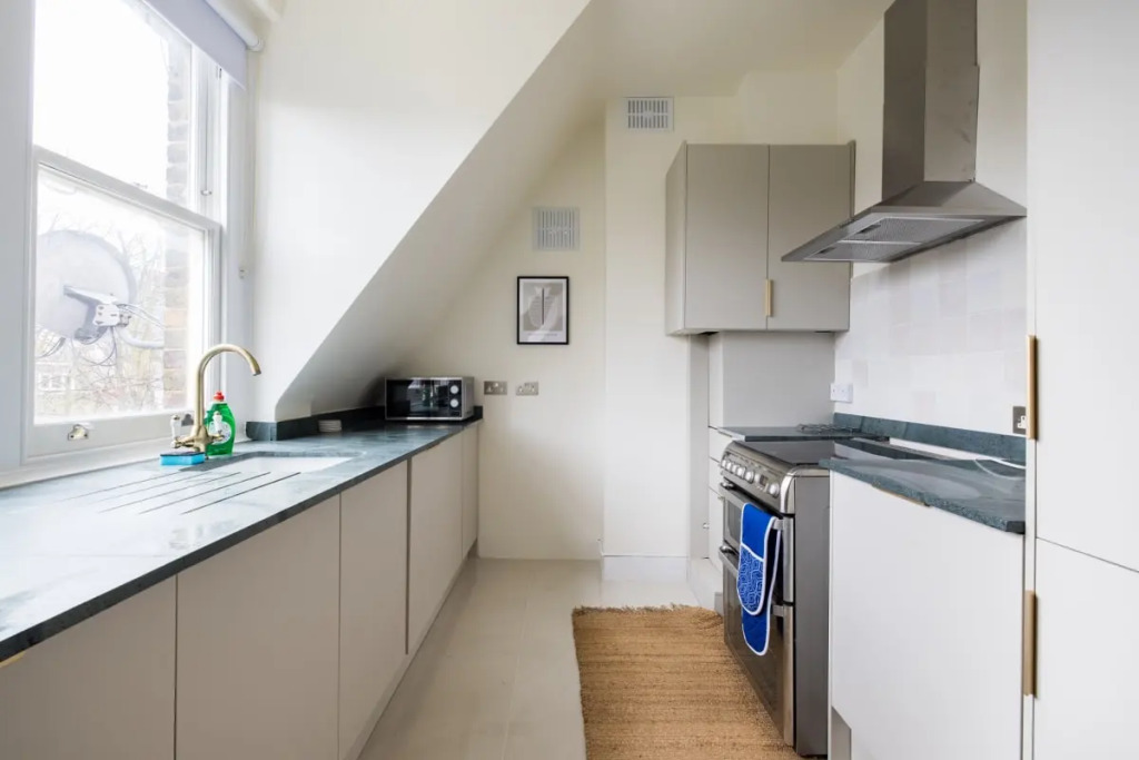 The Queens Park Sanctum - Lovely 2bdr Flat with Balcony