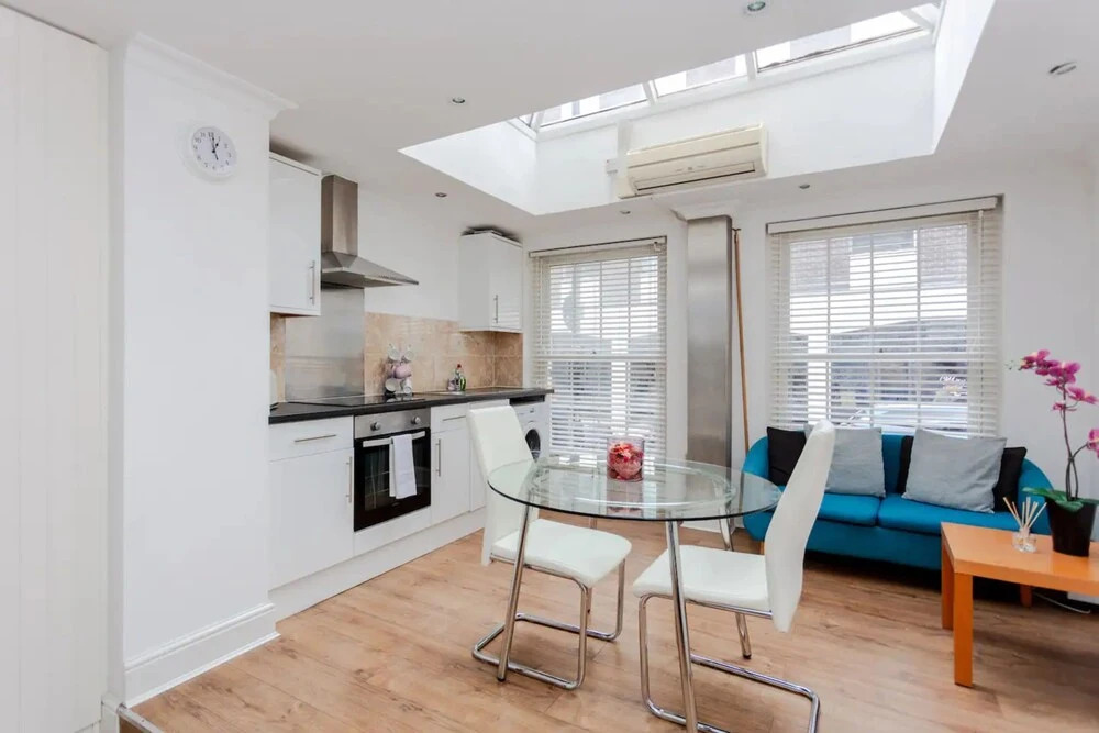 Airy Studio Apartment in Vibrant East London