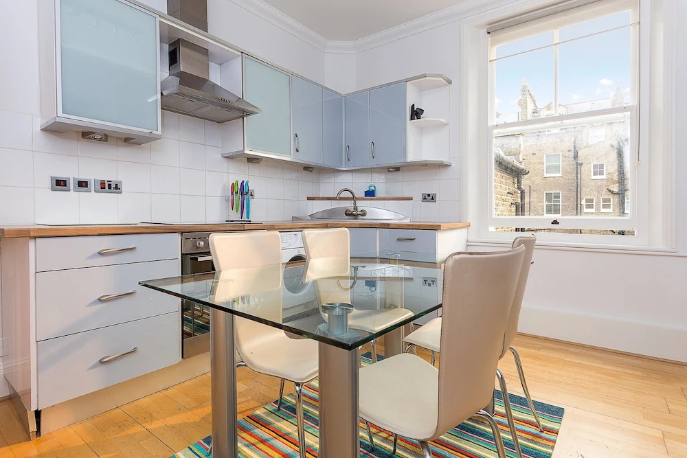 A Bright &Spacious 2 Bed Apt in West Kensington