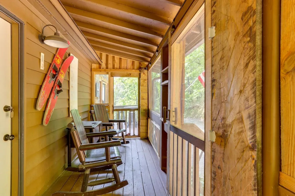 Cozy Murphy Cabin w/ Decks & Mountain Views!