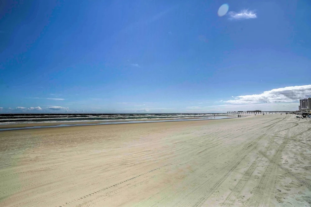 Breezy Daytona Beach Studio w/ Balcony & Views!
