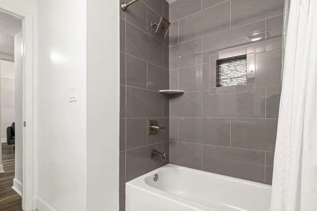 Island Suite - Walk to Downtown!
