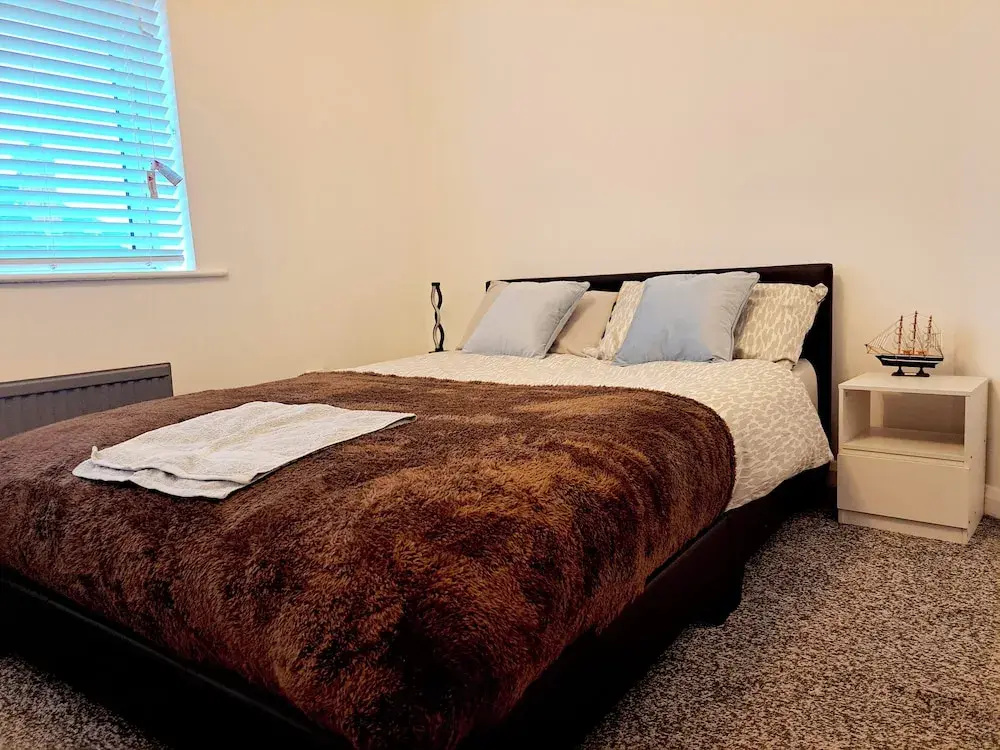 2 Bedroom House in Leeds - Sleeps 5, Wifi, Parking