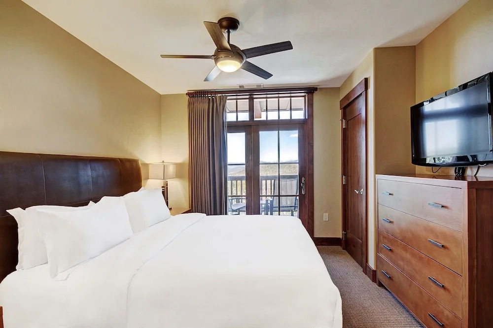 Slopeside  At Base Of Peak 8, Sleeps 6! 1 Bedroom Condo by RedAwning