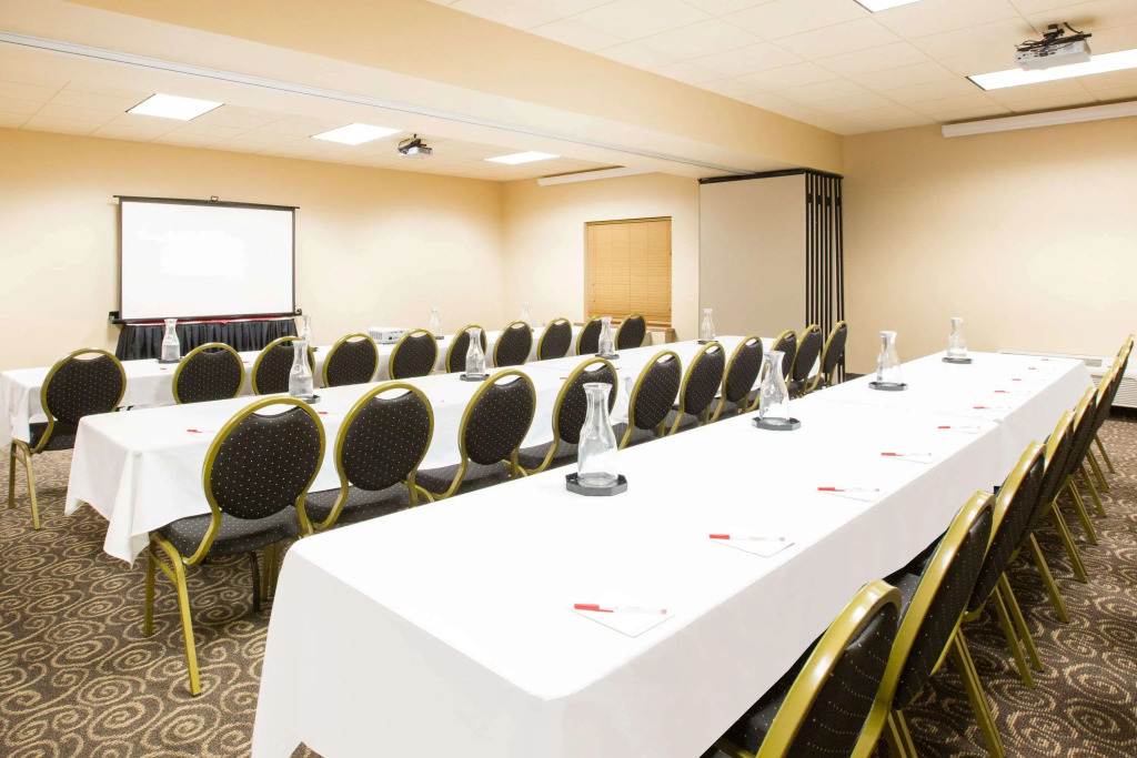 Ramada Tropics Resort & Conf Center by Wyndham Des Moines