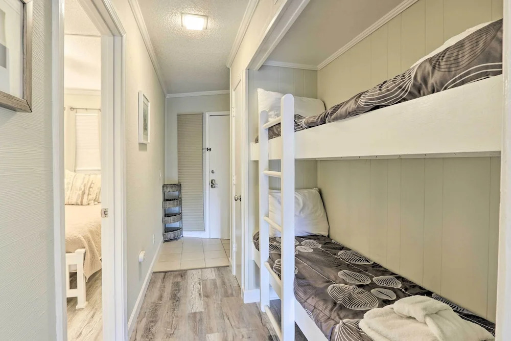 Resort Condo: Pools, Gym, Bar & Beach Access!