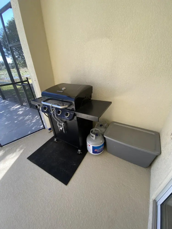 Sunny, Family-Friendly Villa with Large Pool in Gated Community Near Disney