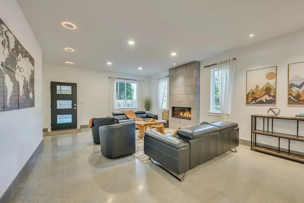 Waterfront Patio! Stylish Family Home in Everett