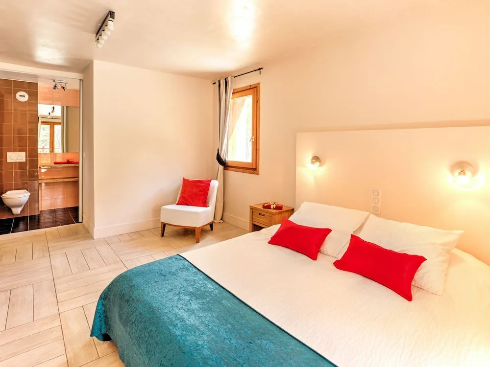 Luxury Chalet, Near the ski Slopes, With Fireplace, Sauna, Jacuzzi and Internet Access