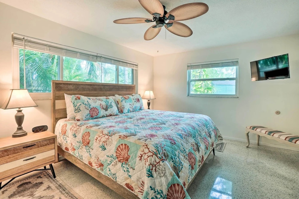 Vibrant Largo Home: Heated Pool, Lake Views!
