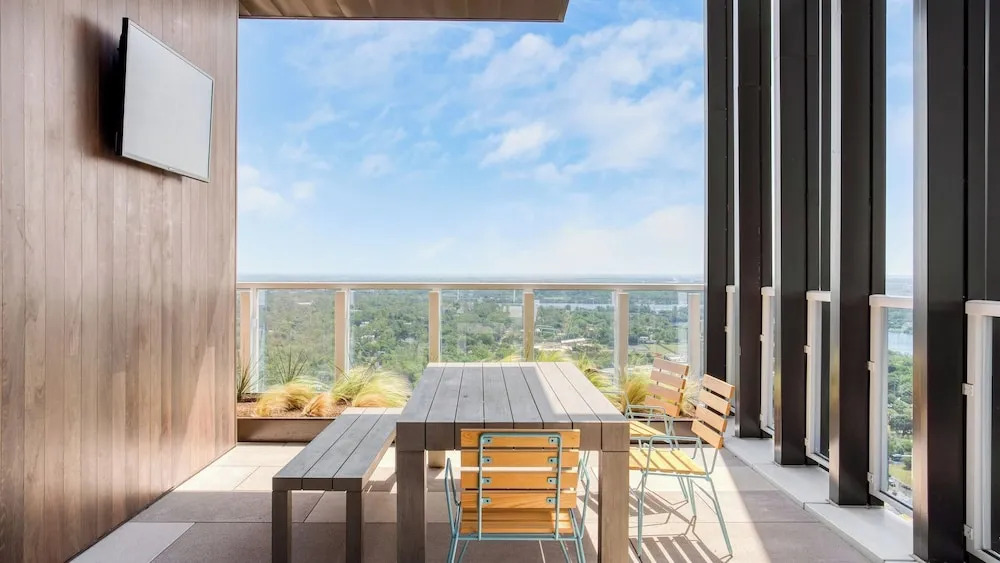 The Emma Penthouse 29th Floor + Incredible Views Rooftop Pool & Gym 1 Block to Rainey Street Avantstay