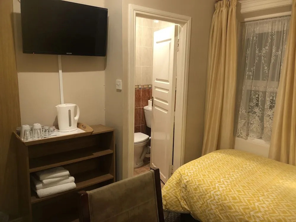 Roseville Lodge B&B