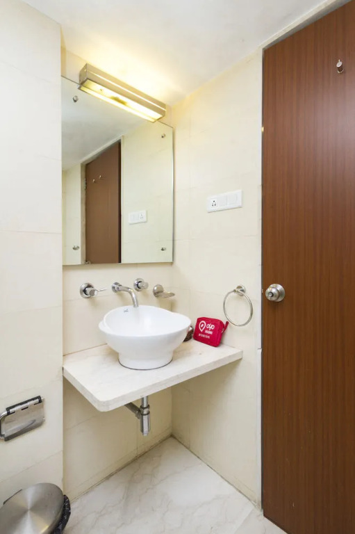 OYO Premium Cunningham Road