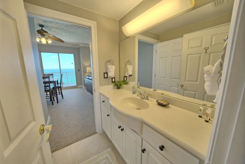Stylish Oceanfront Condo with Beach and Picnic Area Access - Unit 1706 by RedAwning