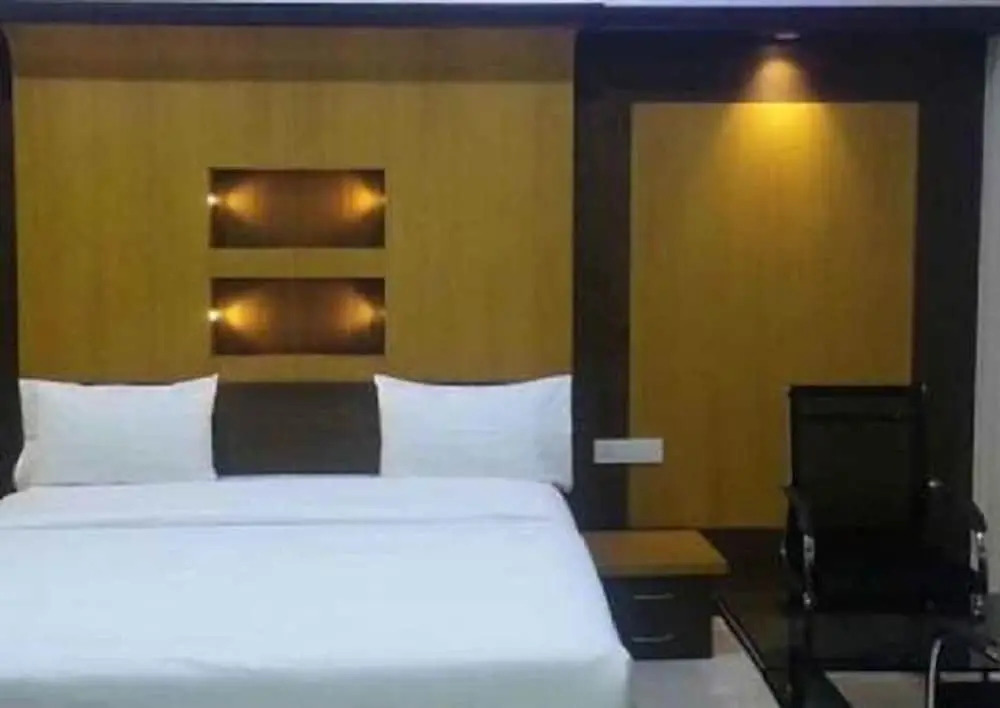 Iroomz Hotel SR Grand