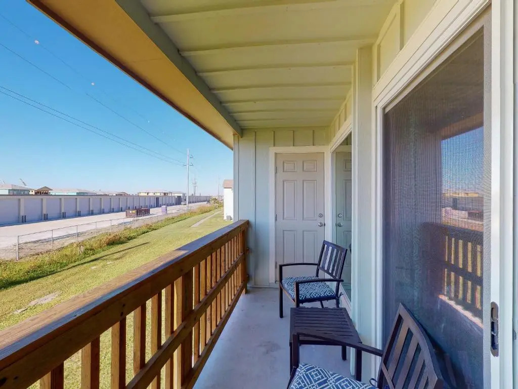 AH-D213 Newly Remodeled Second Floor Condo, Near Shared Community Pool