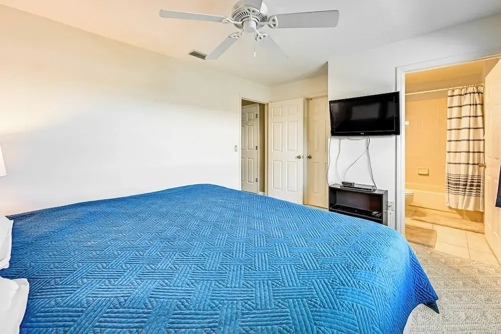 Sunny Canal-View Villa w/ Lanai in Sebring