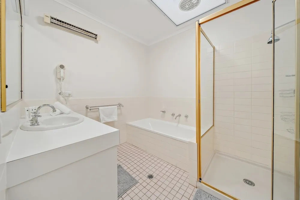 2-bed With Pool, Bbq, Tennis Court & Parking