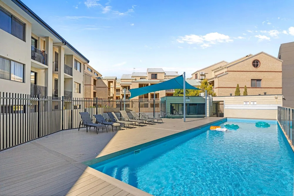 Modern 2BR Pool Gym Parking