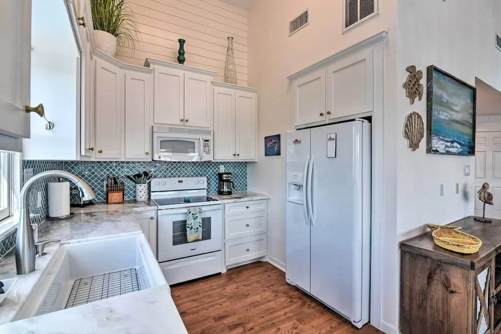 Freeport Home w/ Boat Dock < 2 Mi to Beach!