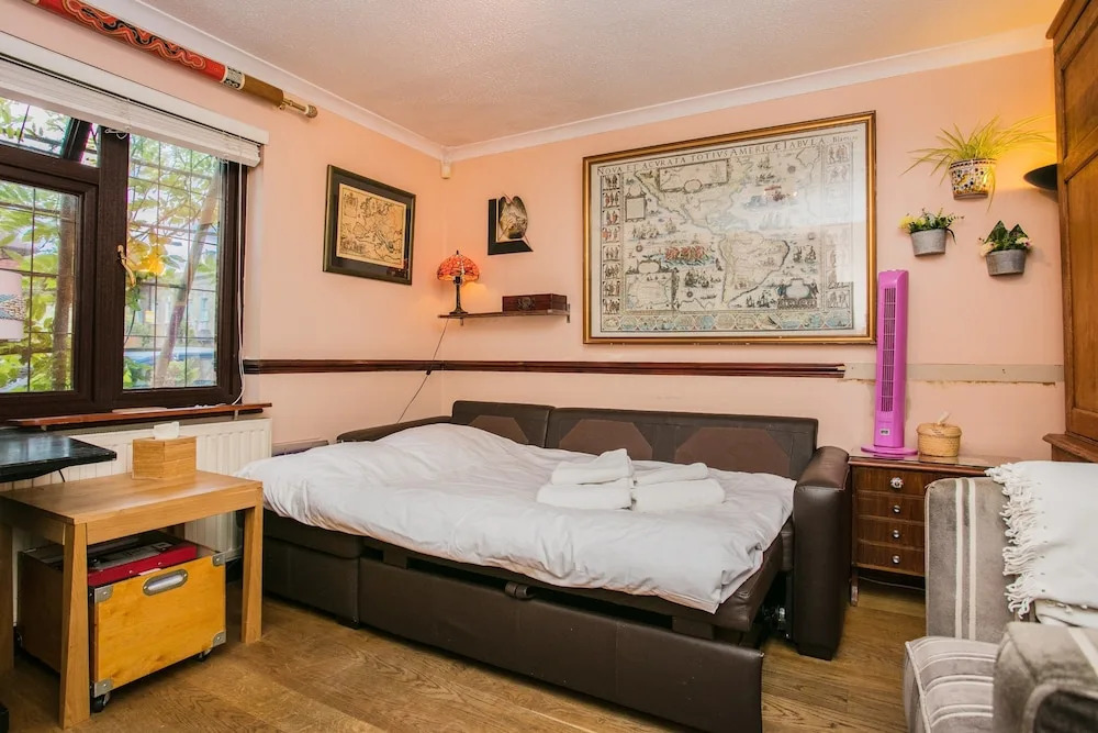 Spacious 3 Bedroom in South East London With Garden