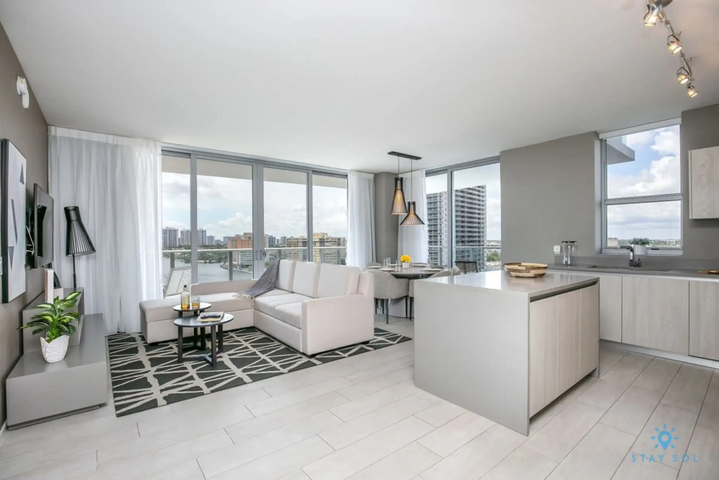 Corner Balcony -Enjoy 360   Views  Near Beach  Pool, Hollywood