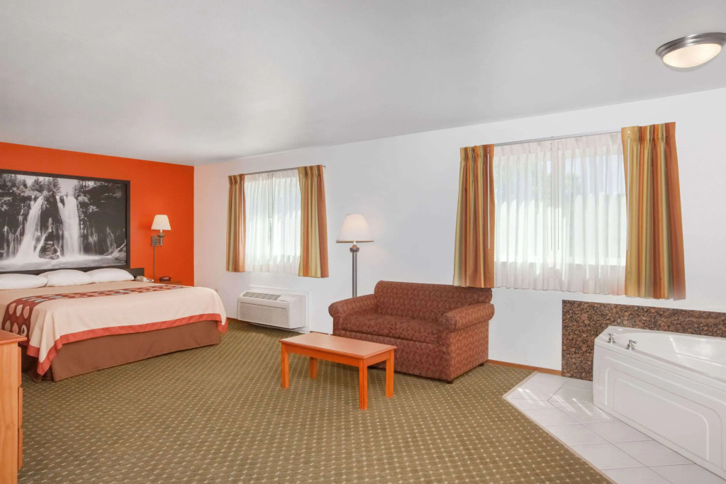 Super 8 by Wyndham Cloverdale Wine Country