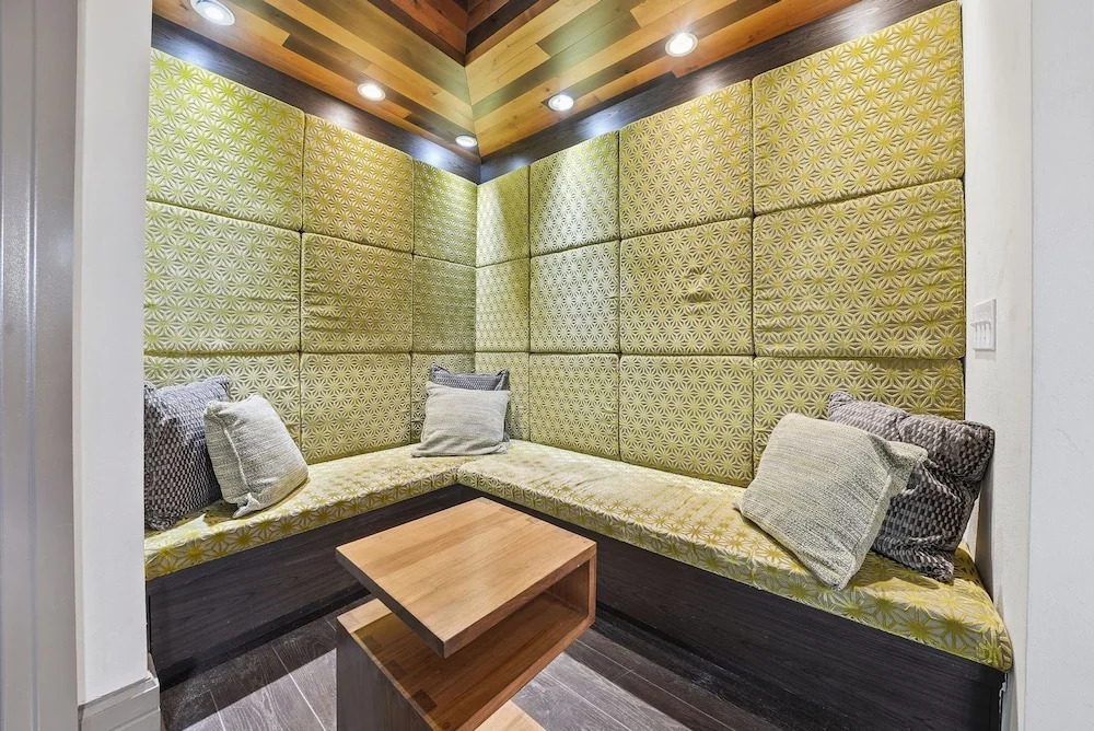 Chic 2BR w Pool Pet-friendly Unit 14