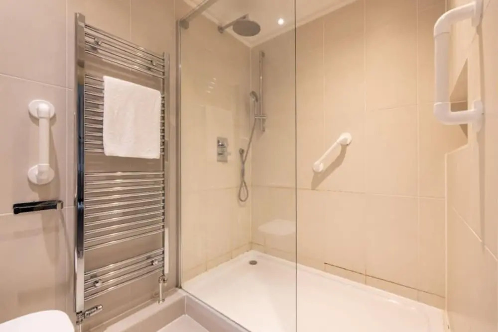 The Woking Wonder - Captivating 3BDR Flat with Parking