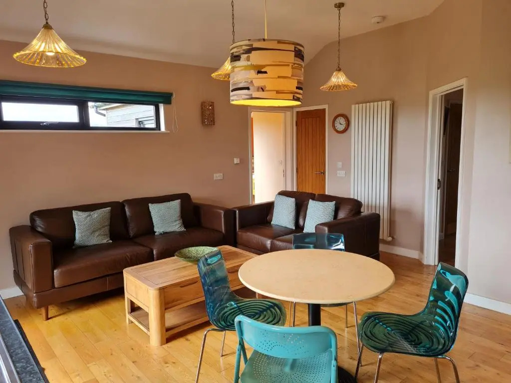 Tor Farm Lodges - Private Hot Tubs, Shared Seasonal Outdoor Pool, Dog Friendly