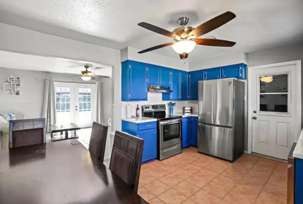 Pet Friendly 3BR 15BA w 65 TVs Nearby Shopping - Birchwood