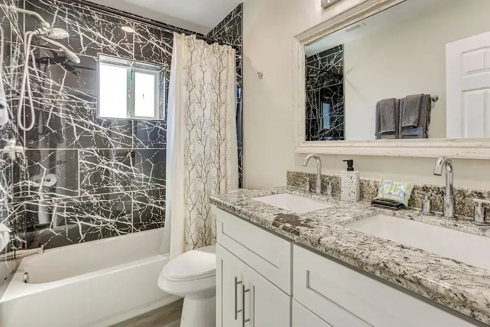 3 Mi to Desert Diamond Arena: Peoria Home w/ Yard!
