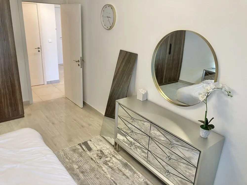 SuperHost - Lavish Condo with Burj View, Steps From Sea