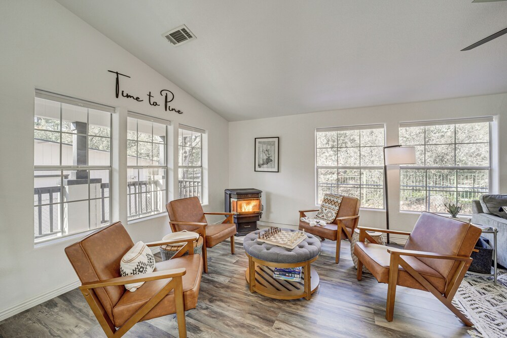Mtn Views + Playground: Family-friendly Pine Cabin