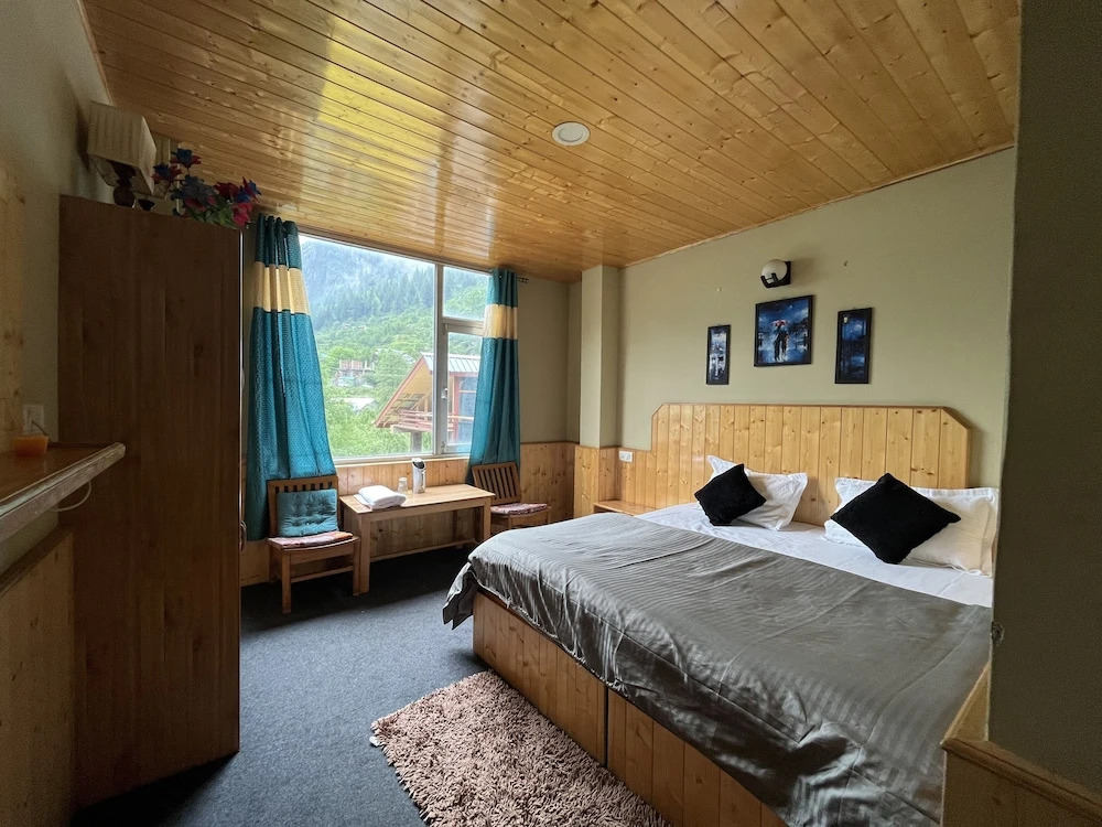 The Locals Manali