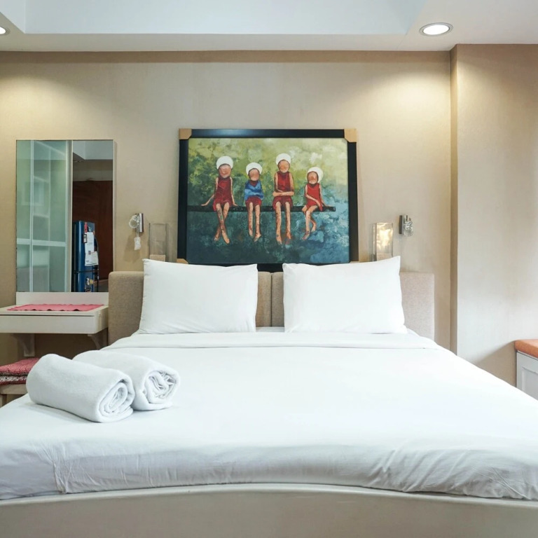 Cozy and Modern Studio Apartment at Belmont Residence Puri