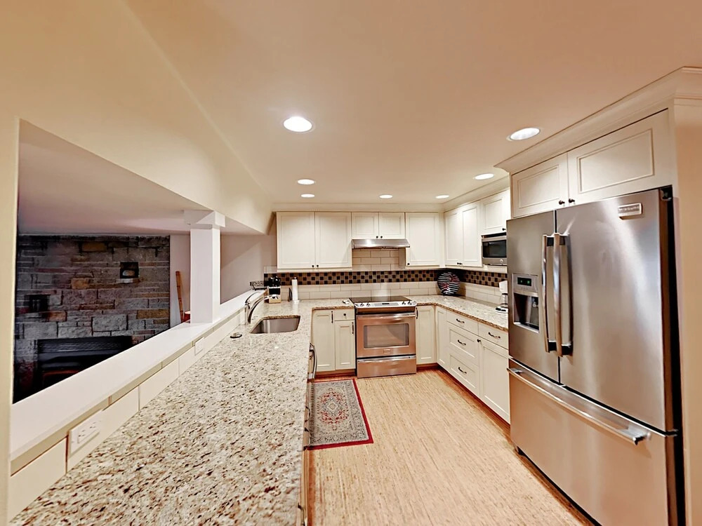 Beautiful 2BR Seattle Lake Apartment by RedAwning