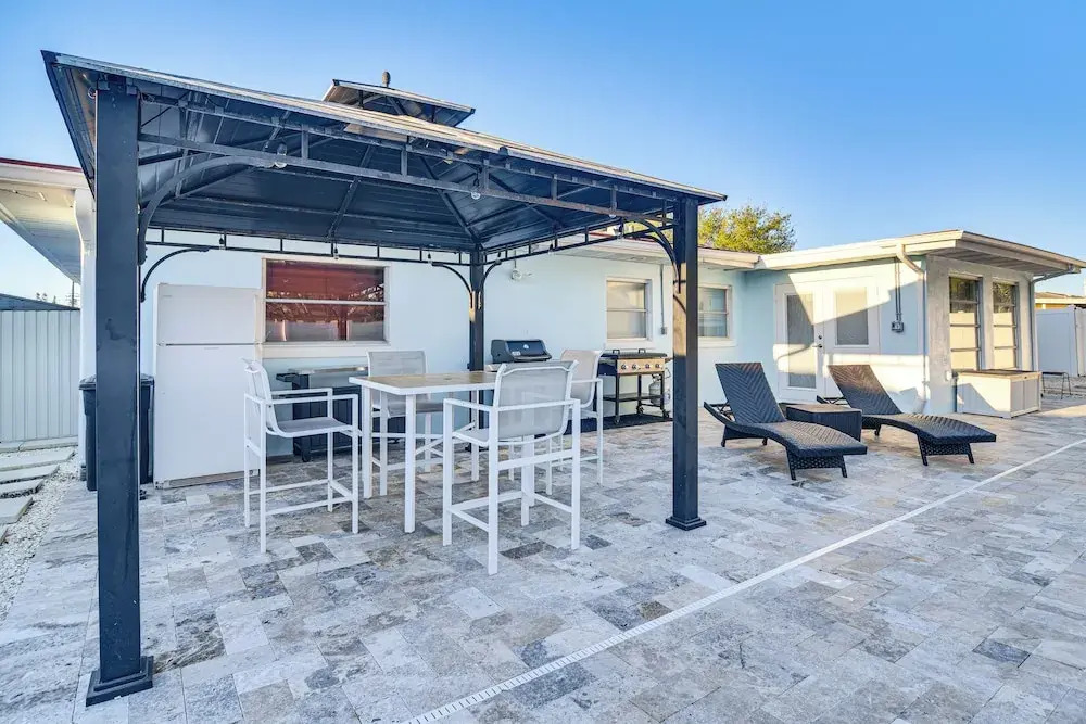 Private Hot Tub: Breezy Seminole Stay!