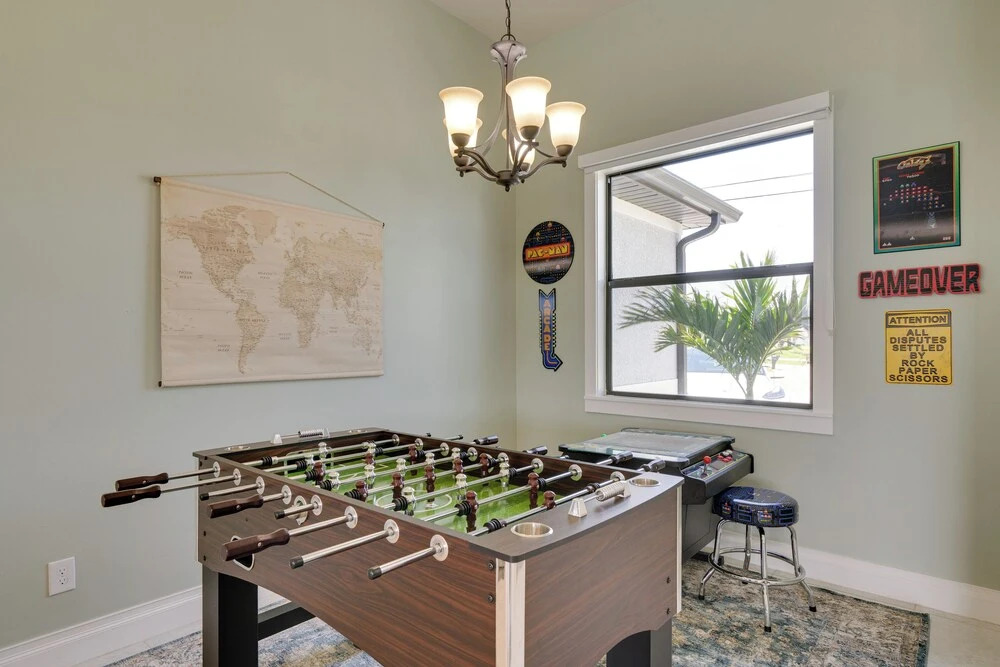 Pool & Gulf Access Canal: Chic Cape Coral Home!