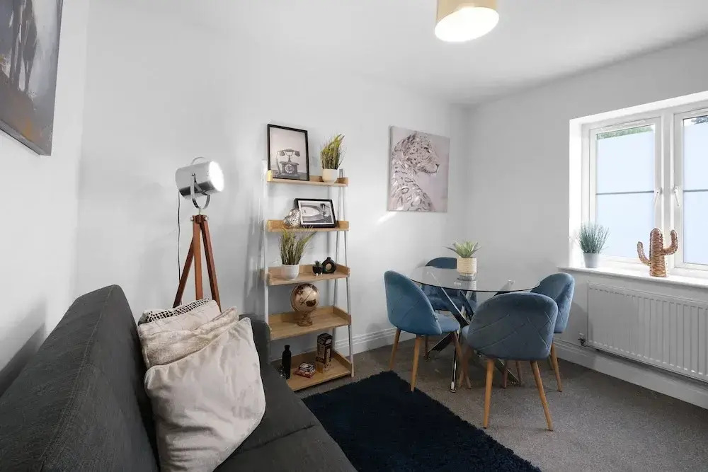 Spacious 6 Bedroom House in Denton Way