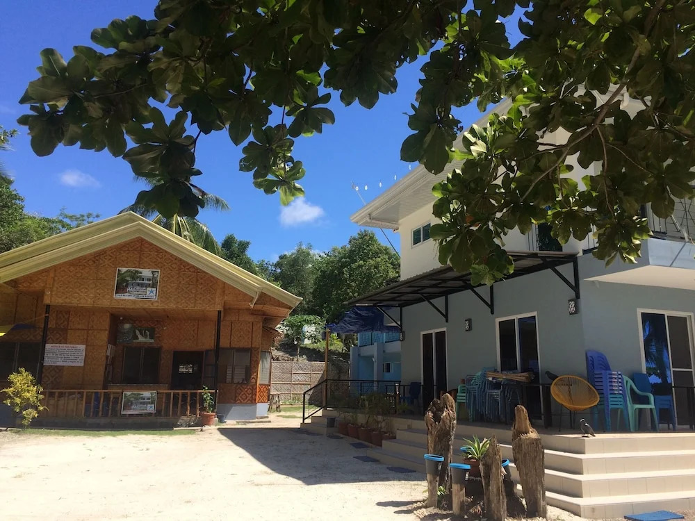 D & B BLUESTAR BEACH RESORT