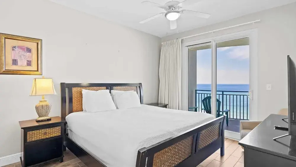 2 Beachfront Condos BBQ Balconies, Resort Pool, Hot Tub + Direct Beach Access