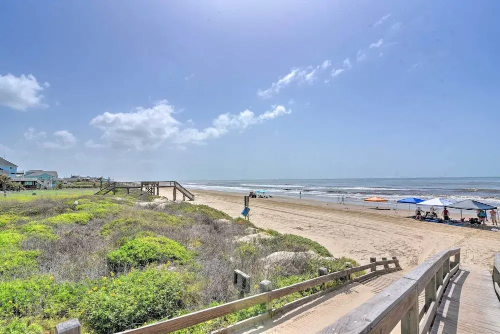 Deck & Grill: Walkable Crystal Beach House!